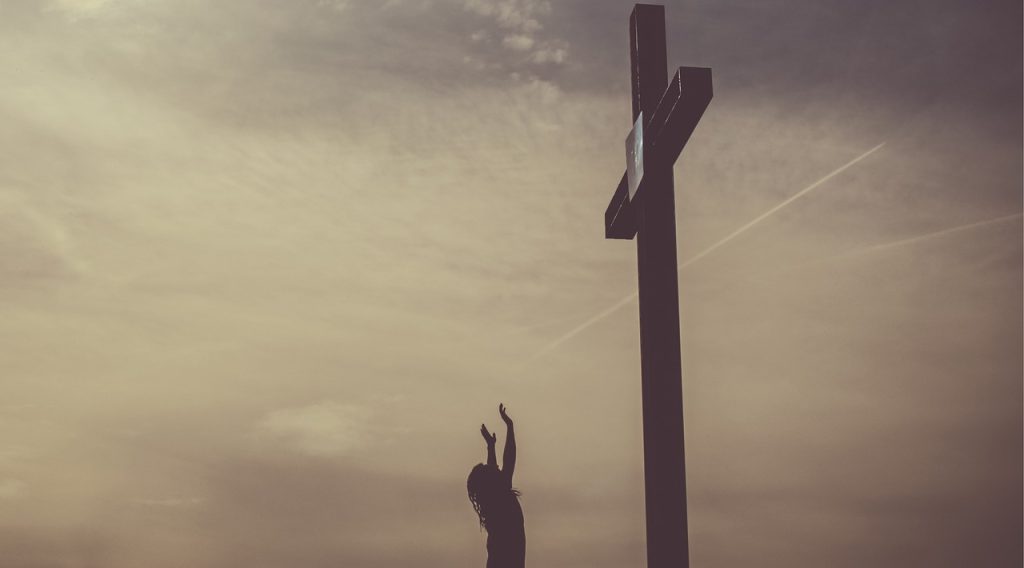 Kreuz mit erhobenen Händen, Gebet 