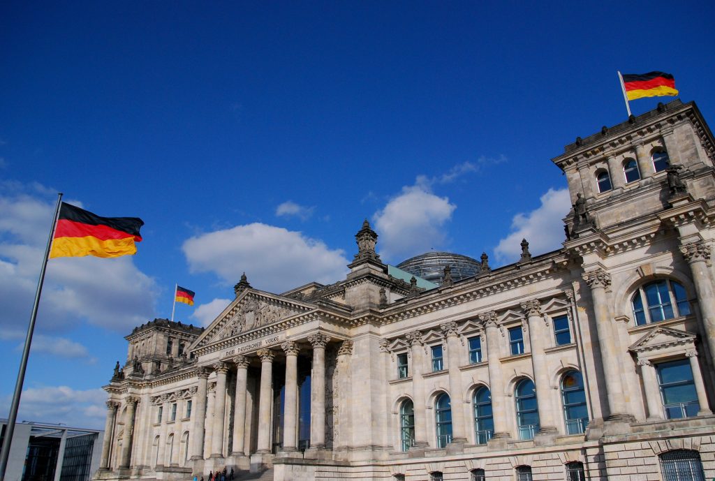 Reichtagsgebäude mit 3 deutschen Flaggen und schöner blauer Wolkenhimmel 